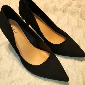 Black pointed toe pumps size 13w.